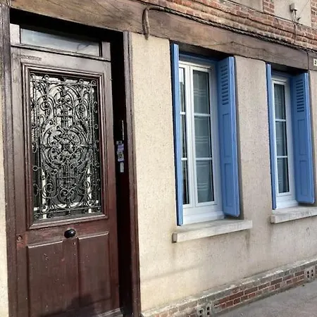 Les Volets Bleus Apartment *